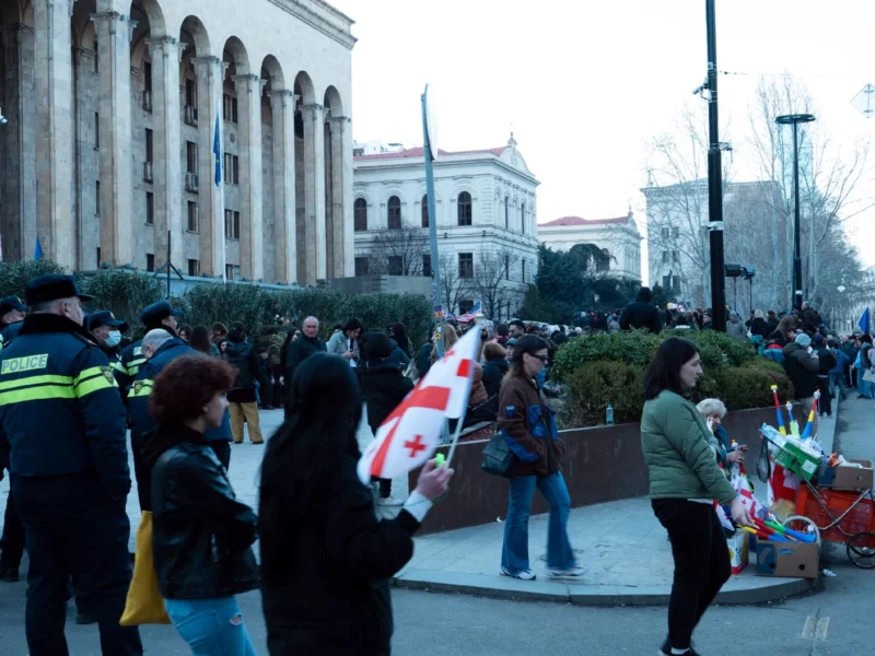 На третий день акции протеста, после отмены закона об иностранных агентах, в центр Тбилиси вновь собралось несколько тысяч участников (на видео самое начало акции)