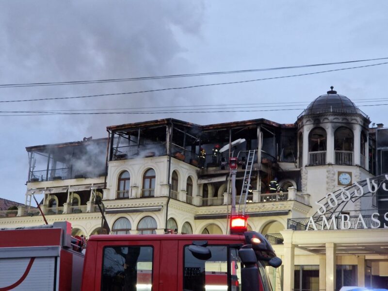 МВД заявляет, что пожар отеля Ambassadori в Тбилиси локализован