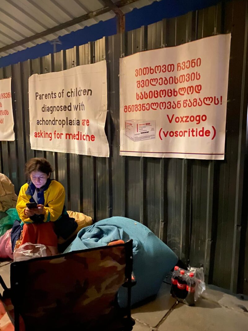 В Тбилиси уже несколько дней проходит акция протеста матерей, у детей которых диагностирована ахондроплазия