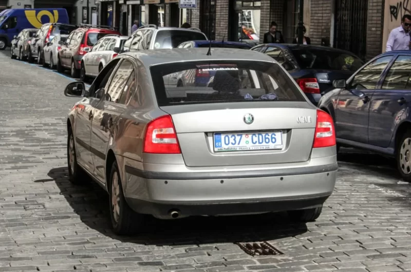Мэрия Тбилиси дала разъяснения, что они не могут штрафовать машины с иностранными номерами за нарушение правил парковки