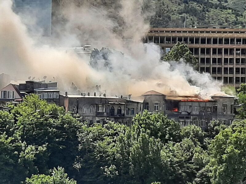 В центре Тбилиси горит трехэтажное жилое здание