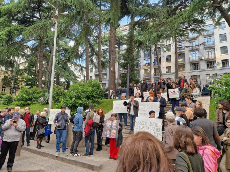 Несколько сотен человек второй день проводят в Тбилиси акции против отмены безвизового режима для граждан Грузии в РФ и возобновления прямого авиаособщения с Россией
