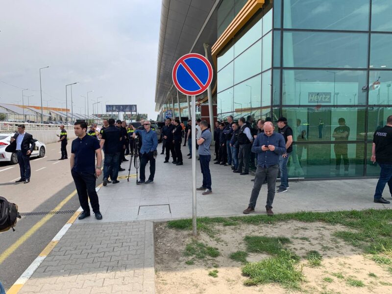 Возле аэропорта Тбилиси начались задержания протестующих