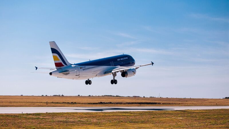 Авиакомпания «Air Moldova», осуществлявшая полеты по маршрутам Кишинев-Тбилиси и Кишинев-Батуми, заявила, что со 2 мая приостанавливает все полеты из-за финансовых трудностей
