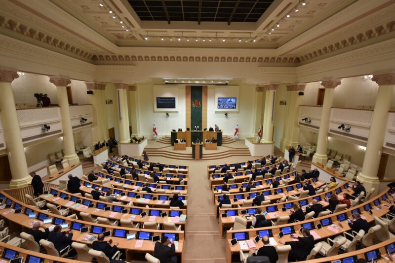 Оппозиционные депутаты Парламента Грузии покинули зал заседаний в знак протеста