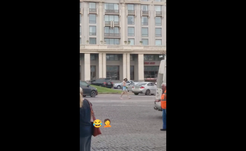 Неизвестный полуголый мужчина выбежал на площадь Свободы в Тбилиси, где кидался столбиками ограждения в машины и прыгал под проезжающие автомобили