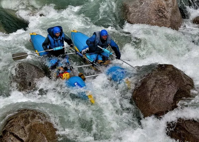 Грузинские спасатели нашли тела обоих туристов, упавших в реку Арагви во время рафтинга