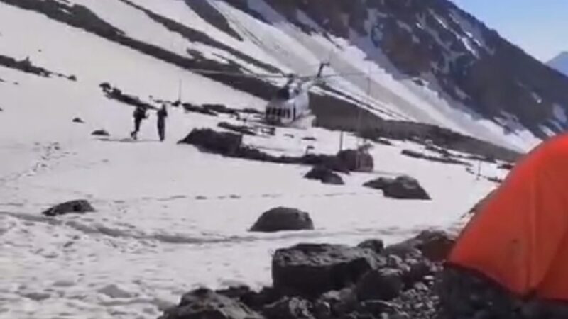 Вертолёт Ми-8 чуть не разбился у горы Казбек