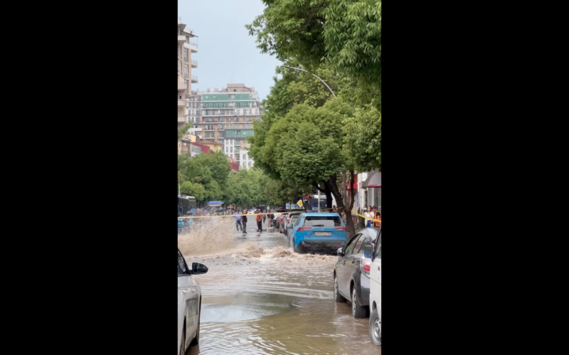 В Батуми серьезная авария: на одной из улиц высота фонтана воды из разрушенной системы водоснабжения достигала 5 метров