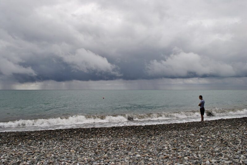 Состояние Черного моря вызывает тревогу после теракта на Каховской ГЭС, но Минздрав и официальные ведомства сообщают, что проводятся регулярные лабораторные исследования и показатели в норме
