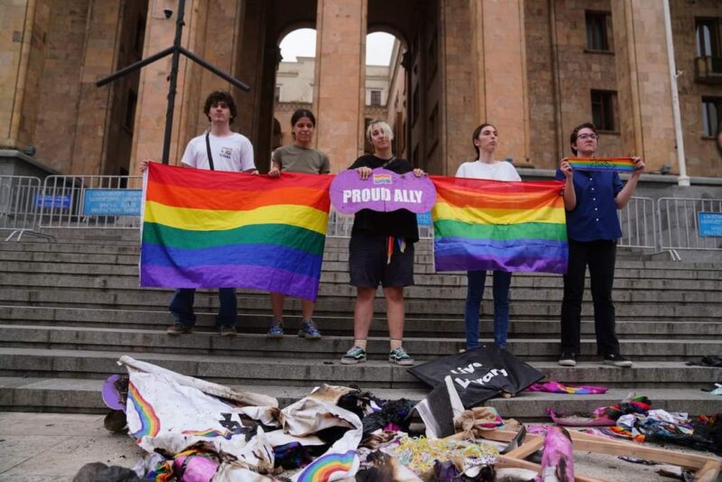 В Тбилиси на выходных сорвали проведение ЛГБТ-фестиваля, несколько тысяч человек ворвались на территорию его проведения, после чего ивент был отменен