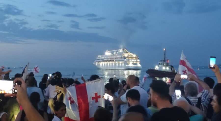 Круизный лайнер Astoria Grande, на борту которого находилось около 850 туристов, большинство из которых – граждане РФ, покинул Батуми раньше намеченного времени