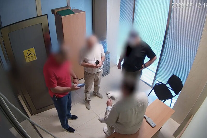 14 июля Пенитенциарная служба Грузии сообщила, что один из польских врачей попытался вынести образцы биоматериала, взятые у проходящего лечение в клинике осужденного Михаила Саакашвили, в своей обуви