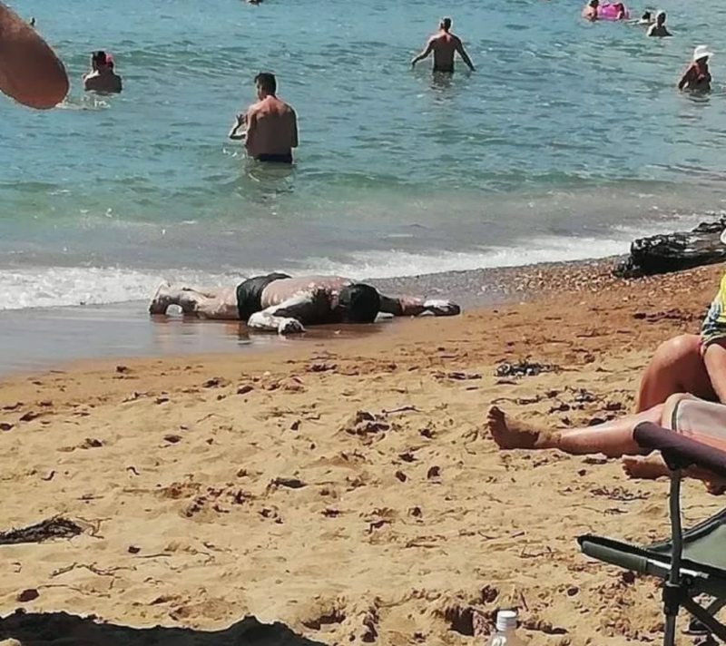 Выброшенное тело человека в поношенной военное форме на пляже Батуми — фейк или нет?