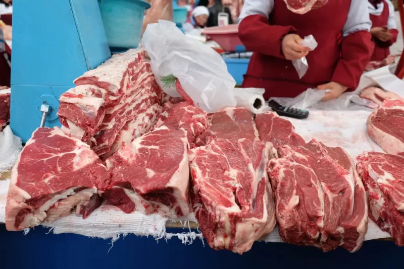 Национальное агентство продовольствия Грузии призывает граждан не покупать мясо в неорганизованных и непроверенных торговых объектах