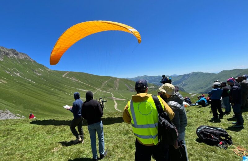 В Грузии проходит подготовка и аттестация желающих летать на парапланах