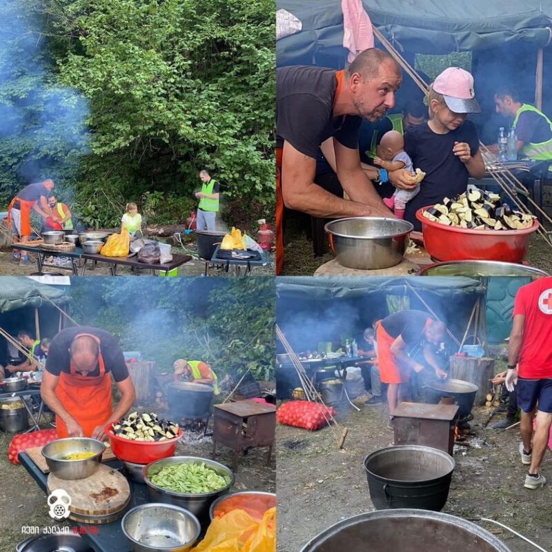 Чешский повар после спасения остался в Шови и готовит еду для спасателей