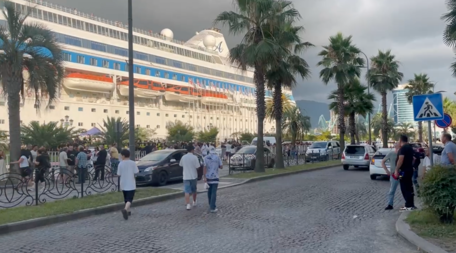 Круизный лайнер «Astoria Grande» с российскими туристами на борту покинул Батуми на несколько часов раньше намеченного срока: после акций протеста больше Грузии в планах компании для остановки нет