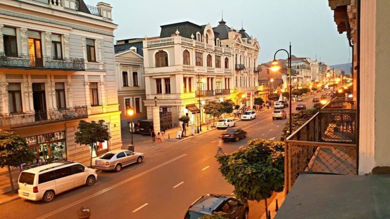Мэрия Тбилиси сократит площадь летних террас кафе-баров на одной из популярных туристических улиц города: проспекте Агмашенебели
