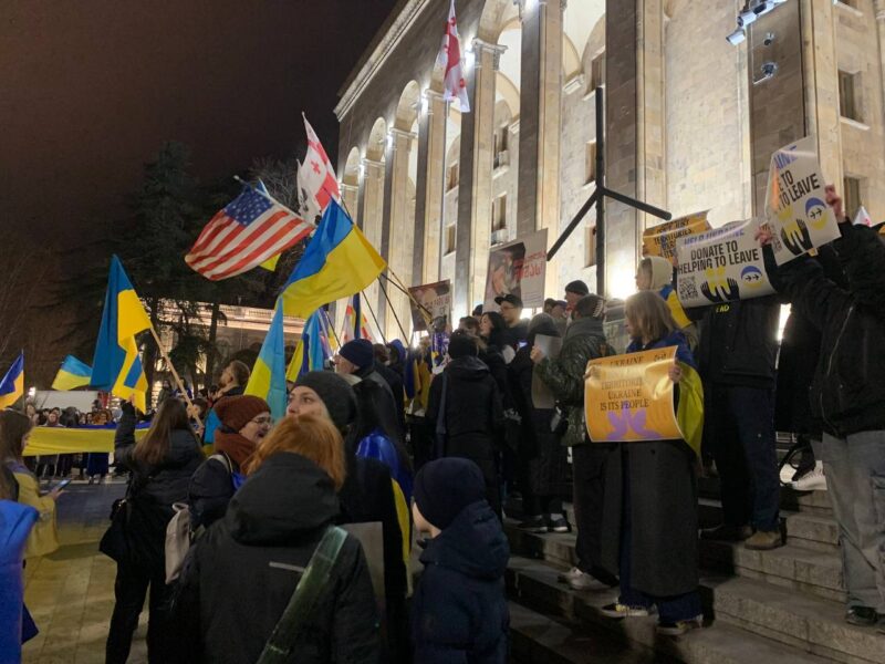 В центре Тбилиси проходит шествие в поддержку Украины и против войны