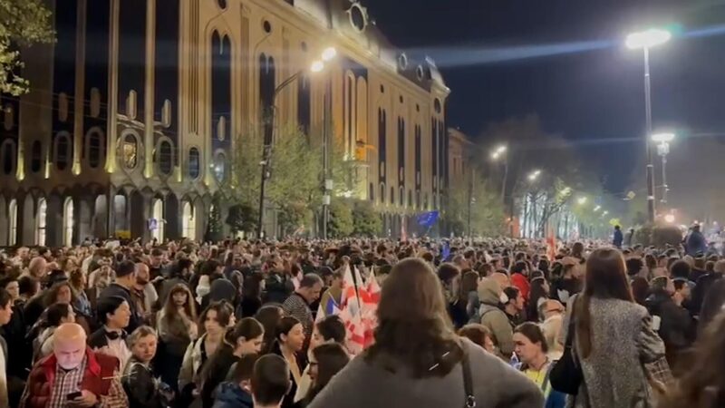 Митинг против законопроекта “Об иностранном влиянии” возле Парламента Грузии на проспекте Руставели: видео с дрон
