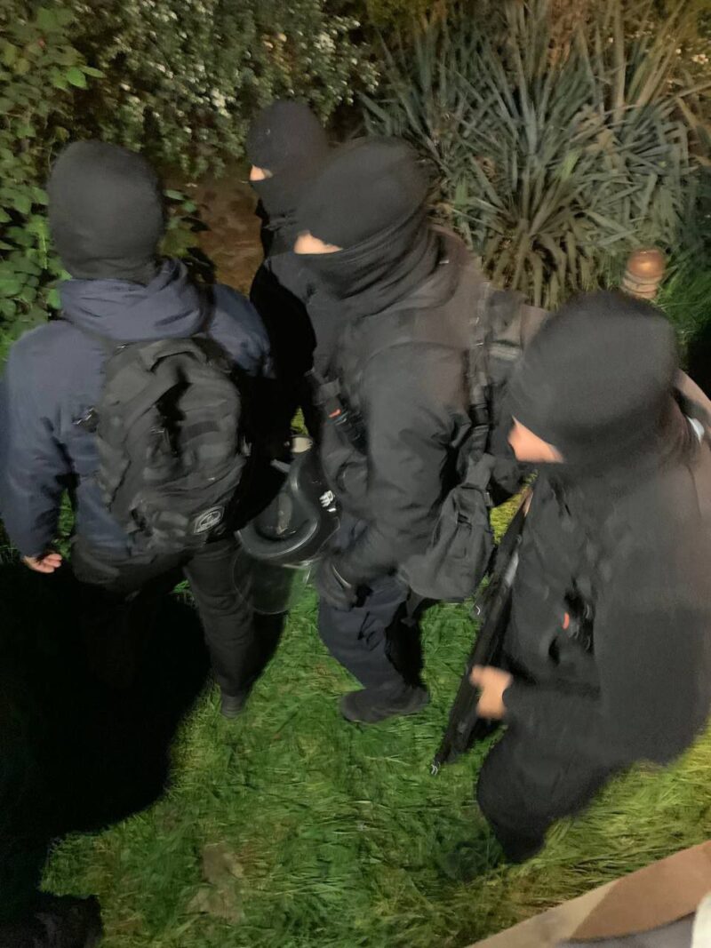 Очевидцы присылают мне фото сотрудников МВД в масках и оружием у здания Парламента Грузии
