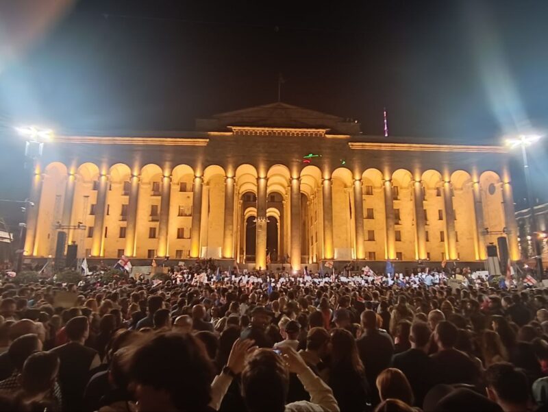 22.30 – апогей митинга против закона “Об иностранном влиянии” в Тбилиси: много людей прибывает, но большая часть начинает покидать территорию акции