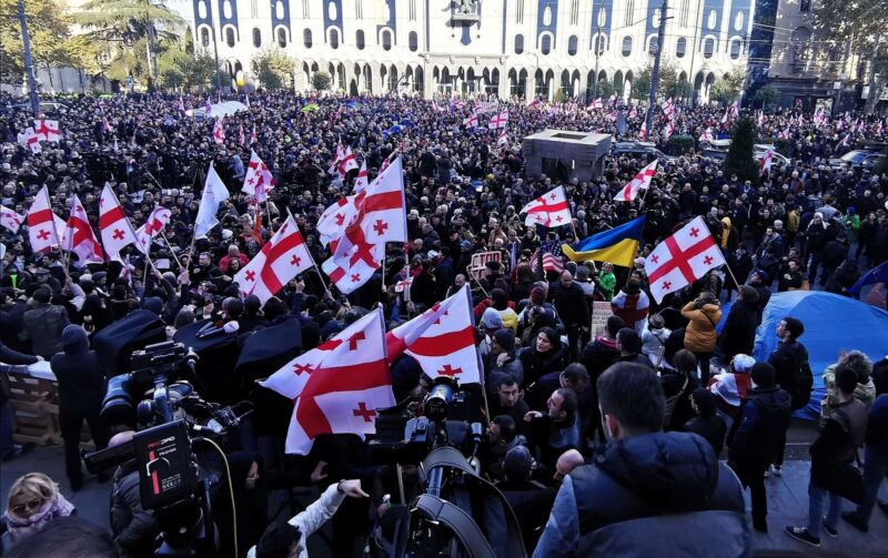 Второй день подряд несколько тысяч человек выходят к Парламенту Грузии, выступая против законопроекта “Об иностранном влиянии”