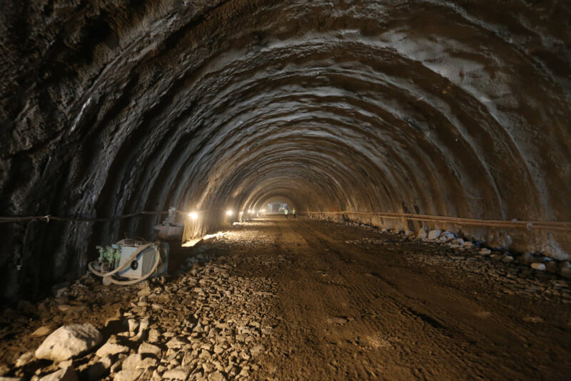 Прокладка 9-километрового, самого длинного в стране тоннеля Квешети-Коби завершилась в Грузии (закрытия на Ларсе скоро уйдут в прошлое)