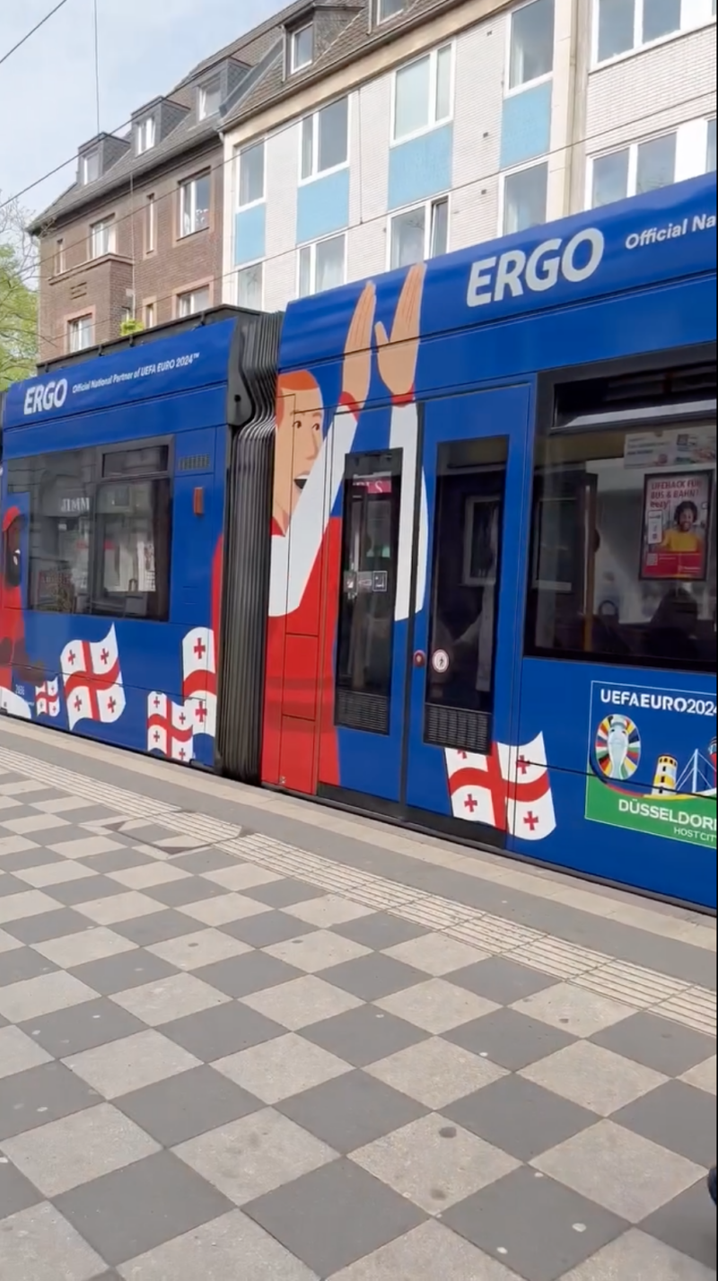 В Германии начали ездить трамваи с символикой грузинских флагов и футбольной команды