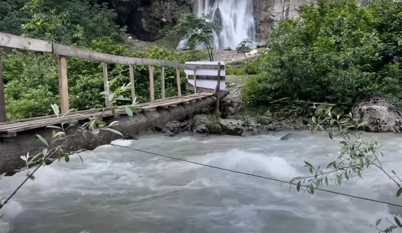 Трагедия в горной Сванети: автомобиль с тремя подростками упал в горную реку