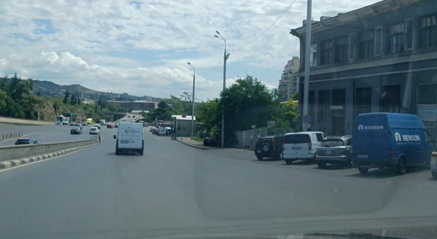 Одно из «»популярных» мест для пробок в Тбилиси станет проезжать быстрее и комфортнее, но ненадолго