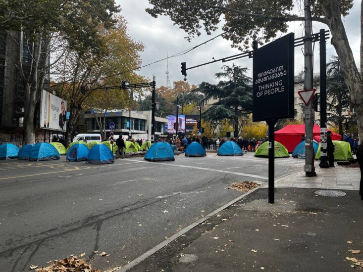 Протестная акция грузинской оппозиции в центре Тбилиси временно приостановлена