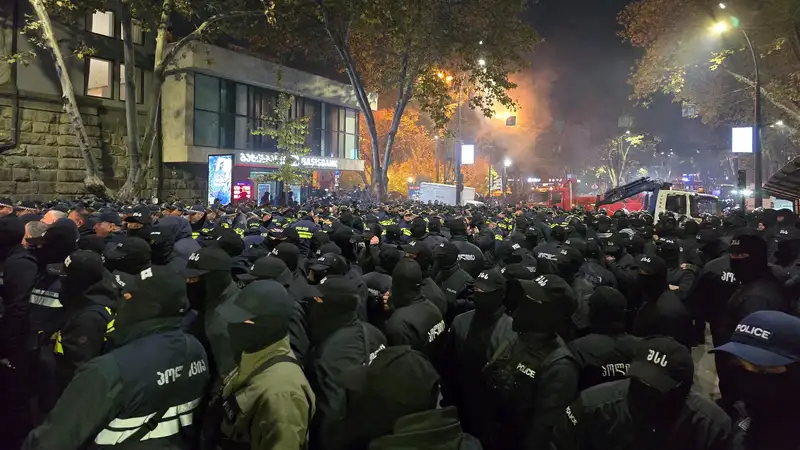 Протестующие в центре Тбилиси вернулись на место разогнанного ночью палаточного лагеря у проспектов Чавчавадзе и Меликишвили