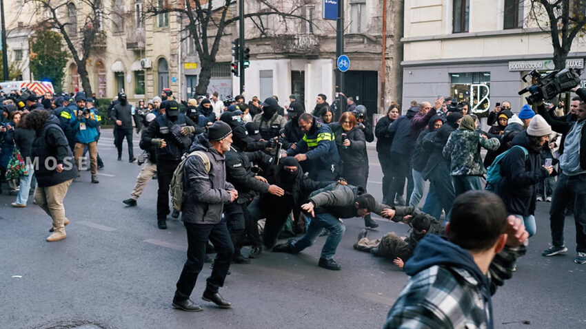 Массовые задержания протестующих продолжаются на проспекте Меликишвили в Тбилиси