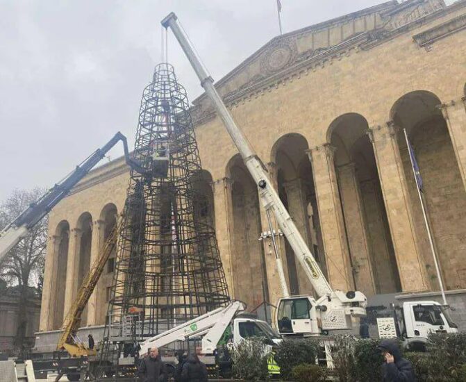 В главном месте протестов – на проспекте Руставели в центре Тбилиси стали устанавливать новогоднюю ёлку