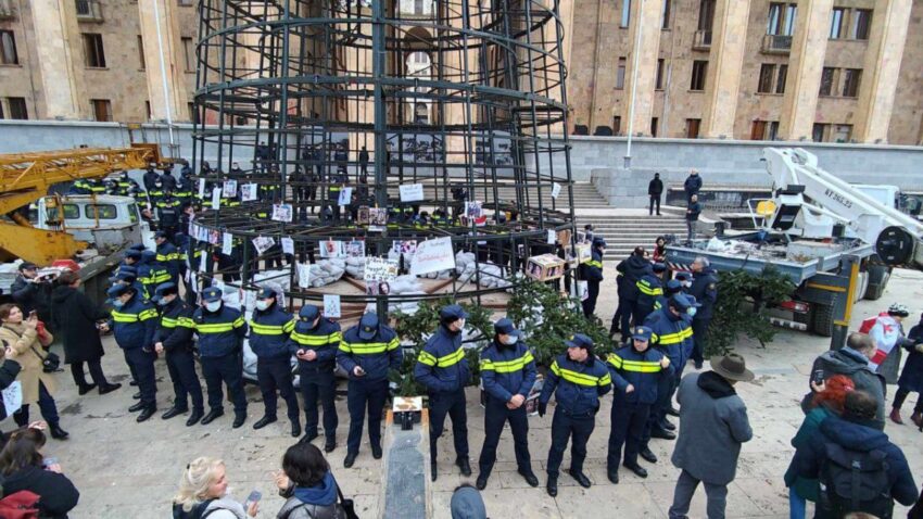 Мэрия Тбилиси и коммунальные службы продолжили украшение главной новогодней ёлки