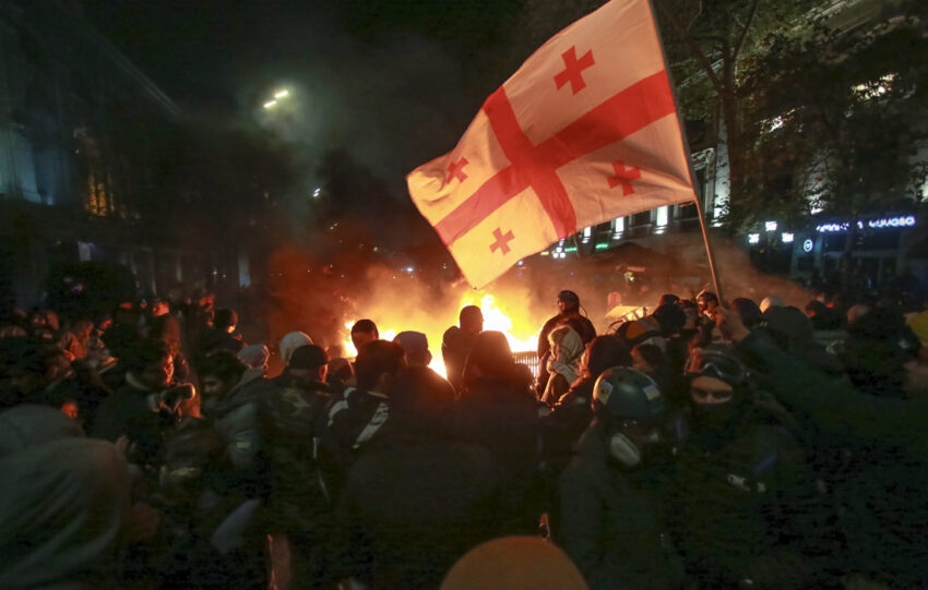 Седьмая (и первая без силового разгона) ночь протестов в Тбилиси прошла, в целом, спокойно