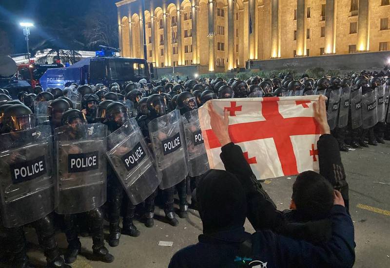 Сразу по окончанию брифинга Президента Саломе Зурабишвили возле Парламента полиция и спецназ начали активные действия