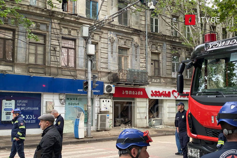 Движение 12-метровых автобусов временно запретили в Тбилиси на улице Дадиани, на месте обрушения жилого здания работают следователи