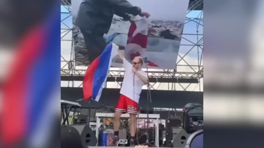  Грузинский певец Эрекле Гецадзе во время концерта на музыкальном фестивале Tbilisi Open Air устроил перформанс с флагом РФ, имитируя над ним мочеиспускание