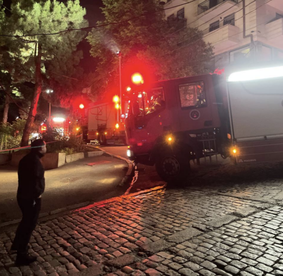Сильный пожар в жилом доме столичного района Ваке