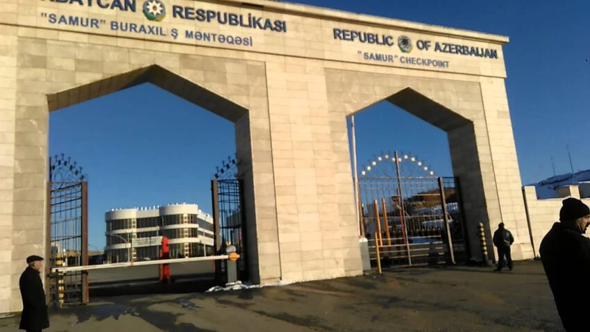Азербайджан оставил закрытыми сухопутные границы до 1 октября 2025 года