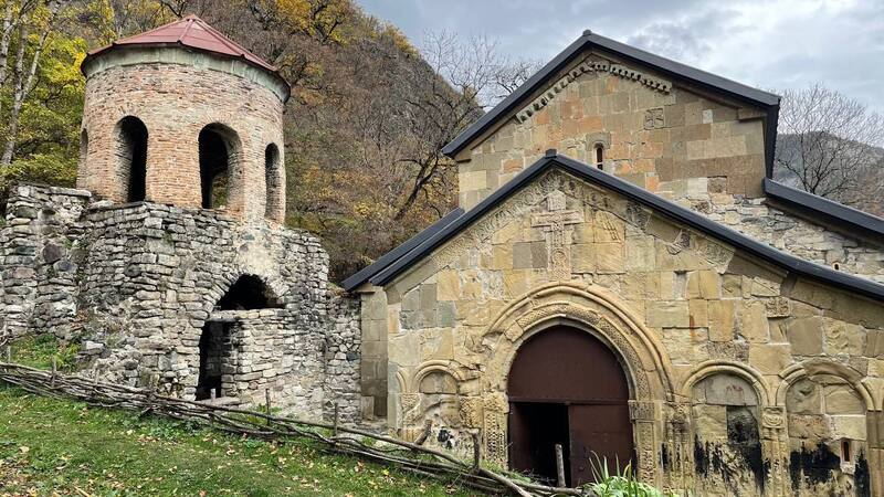 Идея для поездки на выходные из столицы “Одним днём вокруг Тбилиси”: монастырь Ркони и мост царицы Тамар