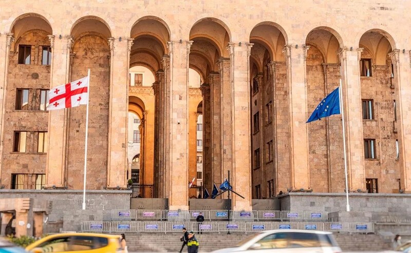 Парламент Грузии в окончательном, третьем чтении ускоренно принял три законопроекта