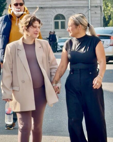 19-летняя гражданка Великобритании Белла Мэй Калли, обвинённая в наркопреступлении и находящаяся на восьмом месяце беременности, была освобождена после заключения процессуального соглашения