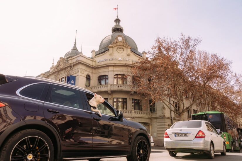 Водители такси, оказывавшие услуги в Грузии без разрешения или с нарушением условий, будут освобождены от штрафов и взысканий