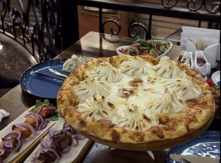 Хинкальный хачапури или хачапурные хинкали — в социальных сетях обсуждают необычное блюдо в одном из батумских ресторанов