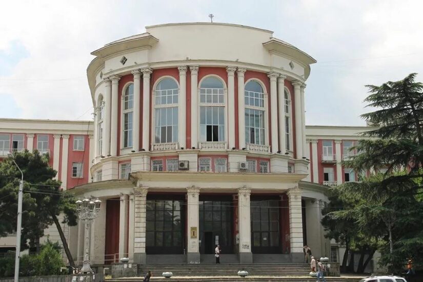 Обучение в государственных университетах Грузии для граждан страны фактически становится бесплатным, а вот иностранцам нужно будет искать частные заведения