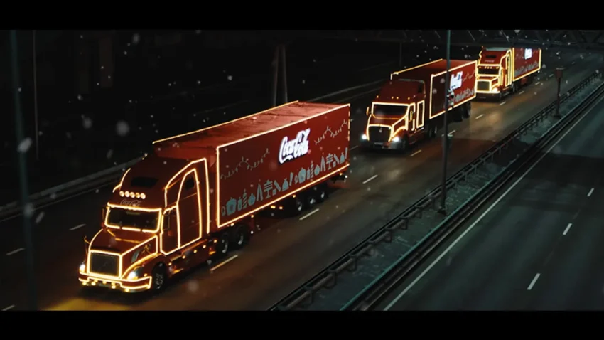 Несмотря на непогоду, караван грузовичков “Cola-cola” едет по побережью